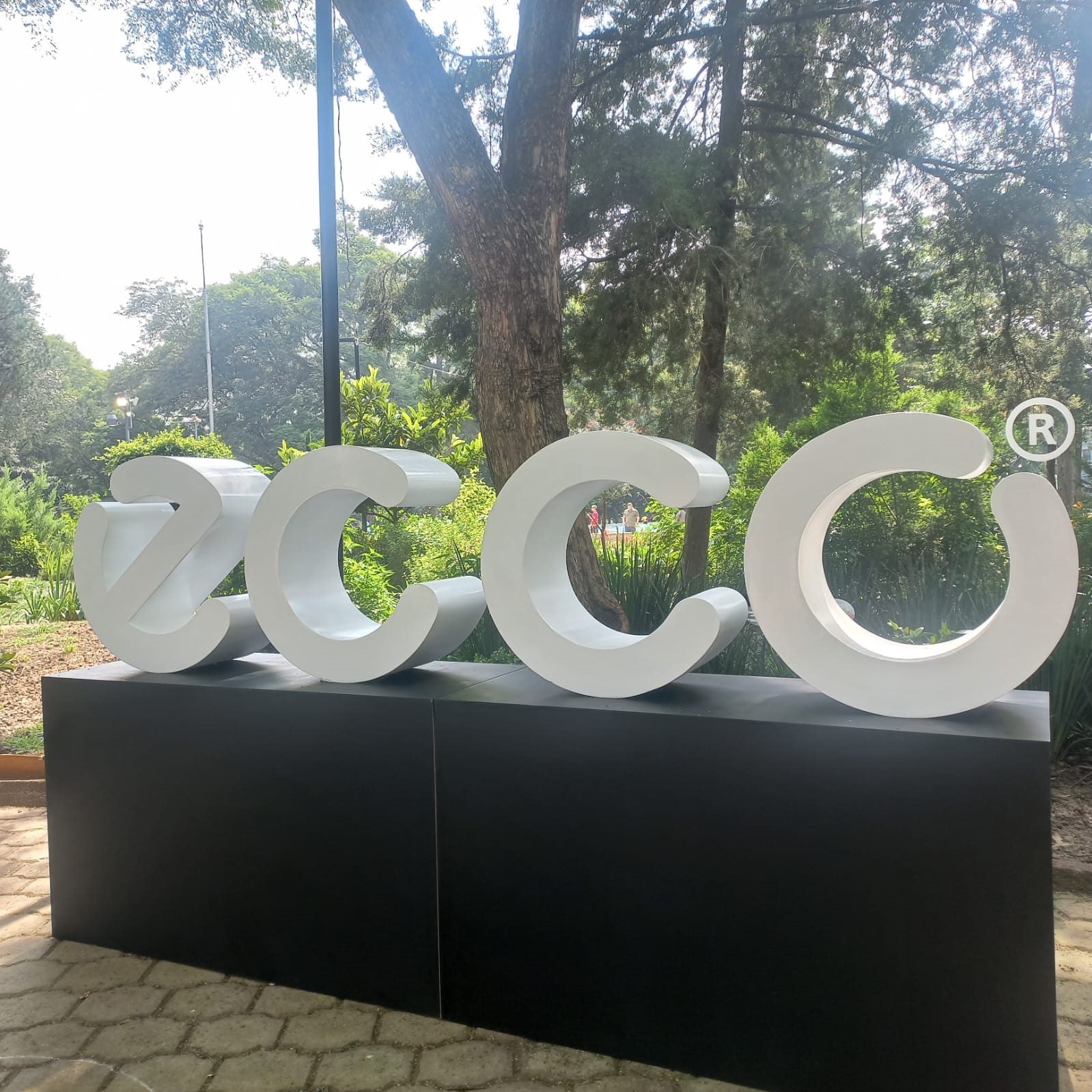 Instalación de las letras de marca ECCO en el evento de cierre